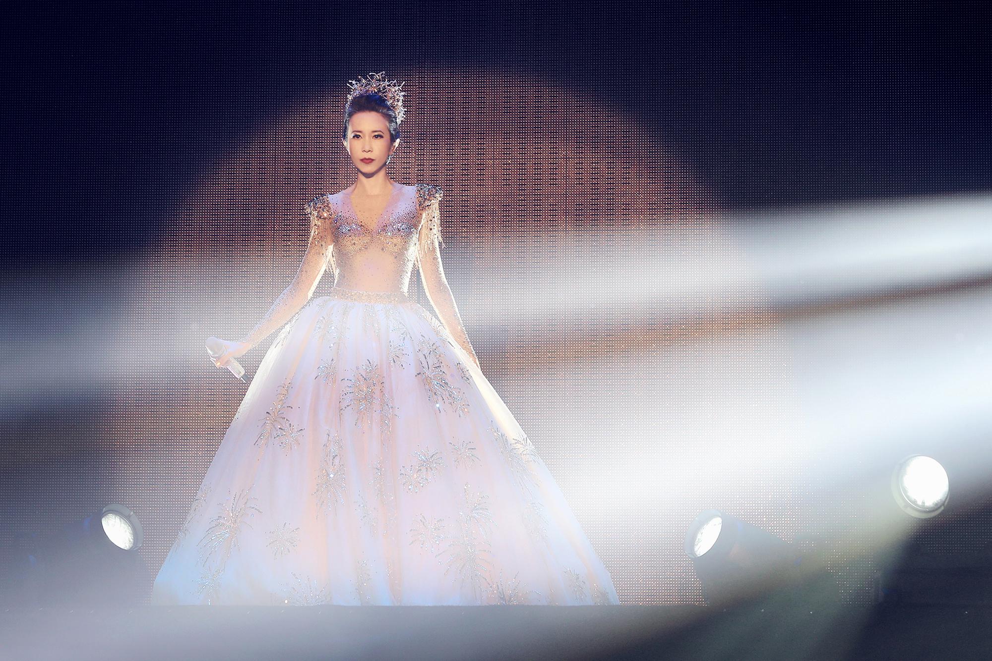 2025新澳門(mén)及香港正版免費掛牌燈牌,全面釋義與警惕虛假宣傳-全面釋義、解釋與落實(shí) 解析與釋義