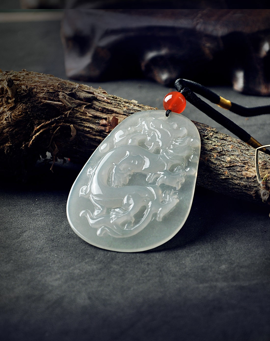 最新款龍牌吊墜，時(shí)尚與傳統的完美融合