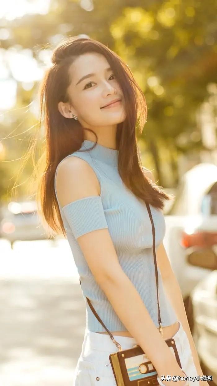 肖戰回京最新路透，星光熠熠歸途展望未來(lái)