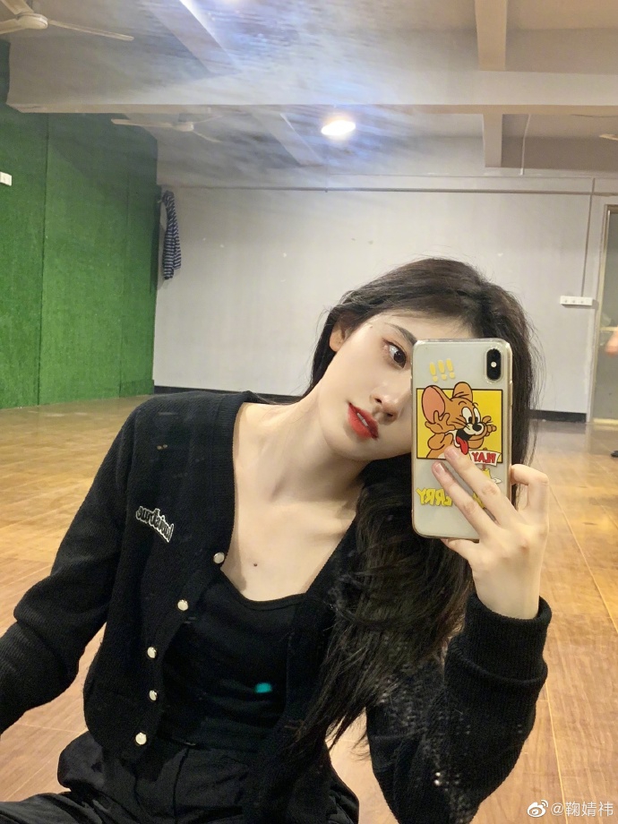 鞠婧祎獨特魅力瞬間，最新對鏡圖片展現迷人風(fēng)采