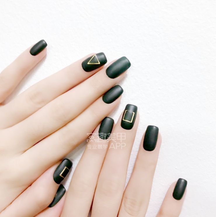 最新款極簡(jiǎn)美甲，時(shí)尚與優(yōu)雅的完美融合風(fēng)采