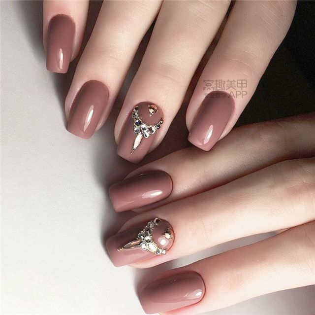 最新美甲鉆款式，時(shí)尚個(gè)性完美融合新風(fēng)尚