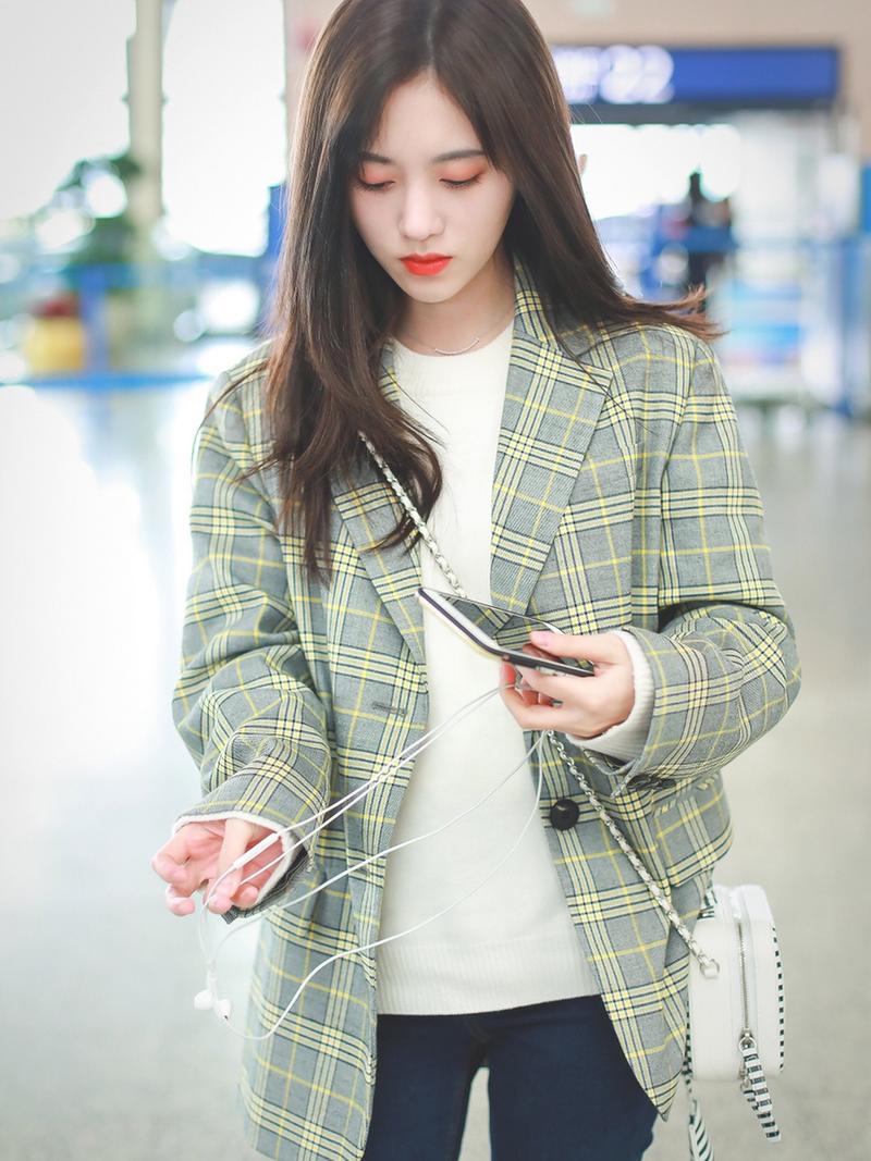 鞠婧祎引領(lǐng)最新時(shí)尚潮流趨勢，穿搭魅力盡顯時(shí)尚領(lǐng)袖風(fēng)采