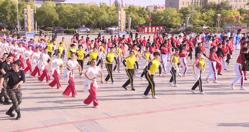 廣場(chǎng)舞獻禮國慶，舞動(dòng)中的愛(ài)國情懷