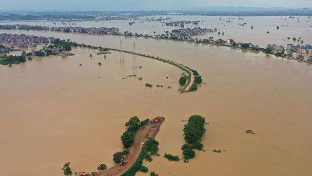 三峽水利工程泄洪流量調控洪峰，展現中國水利工程的強大威力